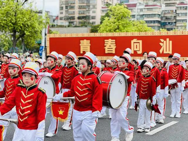 以青春之名向祖國告白，近千名青少年巡游汕頭內(nèi)海灣
