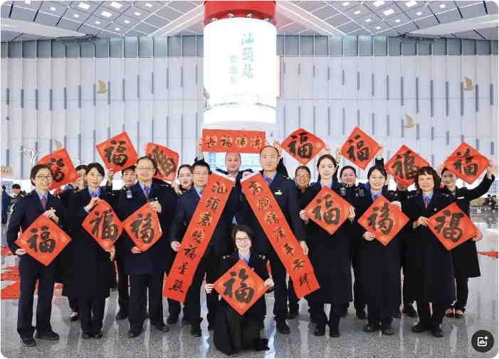 年味濃！汕頭站舉辦書法公益活動為旅客送上新春祝福